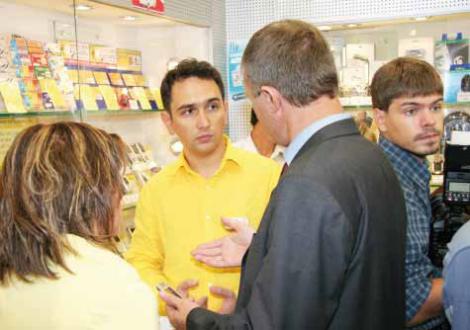 Тимур Артемьев "работает" продавцом в магазине "Евросеть"